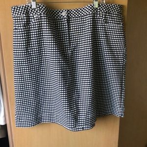 Talbots 22W black/white checked skirt. Pockets and goes with so many colors!
